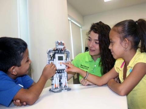 Emprenden alumnos del Tec de Monterrey programa de mini robótica para jóvenes y niños 